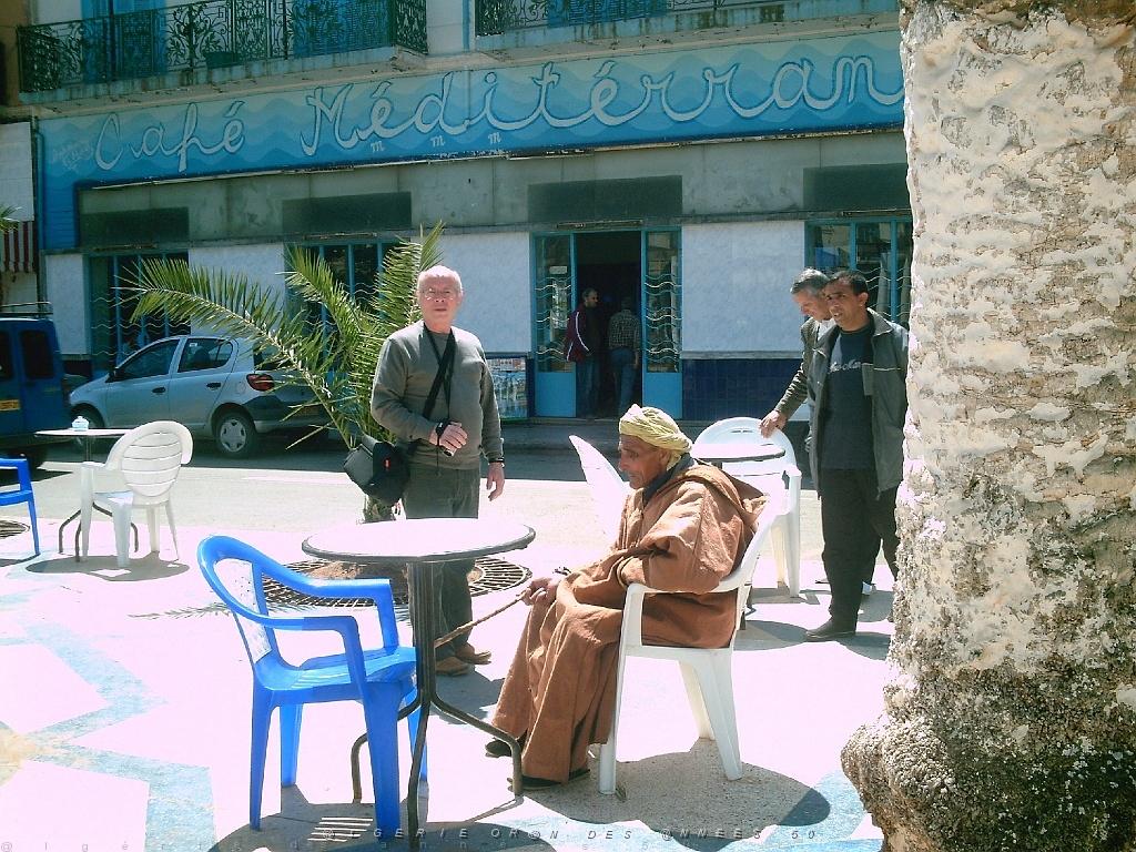 ORAN 04 2007 33 SUR LA PLACE A ARZEW.JPG